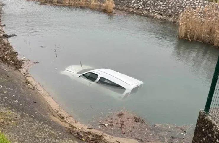 Automobil u rijeci / Dubrovački dnevnik