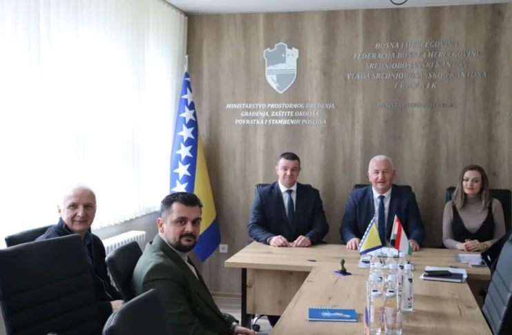 Potpisivanje ugovora (Foto: EP BiH)