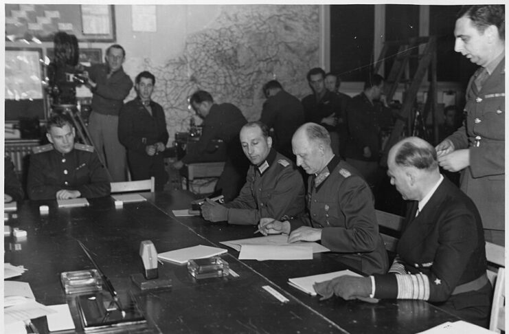 General Alfred Jodl potpisuje dokumente o bezuslovnoj kapitulaciji u Reimsu, Francuska / Wiki